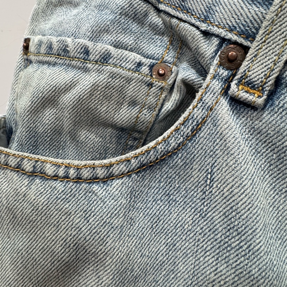 Vintage Levi's Men's Classic Light Blue Straight Jeans - Picture 3 of 16